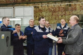 Под аплодисменты коллег начальник цеха №51 Сергей Дуруев вручает наладчику Евгению Соколову Благодарность губернатора. Фото Елены Галкиной