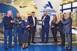 Момент передачи фотоальбомов ТУ № 5 директором АКТТ Евгением Горшковым управляющему делами АПЗ Константину Аргентову