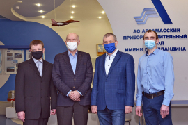 Авторский коллектив от АПЗ: ведущий инженер-электроник ОГК СП Сергей Юрманов, заместитель главного конструктора по спецпродукции по датчикам первичной информации и физическим платформам Сергей Дядин, технический директор Владимир Тимофеев, начальник КБ-12 ОГК СП Андрей Мишагин. Фото Елены Галкиной