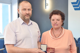 Медаль почётного ветерана труда АПЗ Татьяне Рожковой вручил генеральный директор Андрей Капустин. Фото Елены Галкиной