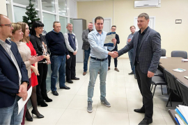 18 декабря в ООО «АПКБ» наградили лучших сотрудников по итогам года. На фото: Андрей Гуськов, заместитель главного конструктора по 1-му направлению, и генеральный директор компании Владимир Сухоруков