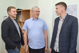 На снимке: (слева направо) Сергей, Евгений Владимирович и Михаил Шмелёвы
