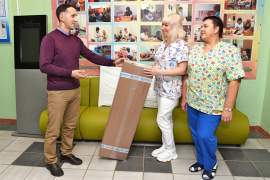 Андрей Тимаков вручает подарок медсёстрам Татьяне Емельяновой и Марине Чернышовой. Фото Александра Барыкина