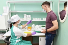 Инженер фирмы-поставщика Сергей Жуковский провёл пусконаладку анализатора и обучил работе на нём фельдшера-лаборанта Ольгу Лабзину. Фото Елены Галкиной