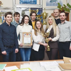 Команда ОГК СП – победители Спартакиады: ведущий инженер-конструктор Владимир Сухоруков, инженеры-электроники Дмитрий Шмаков, Андрей Сашенков, Денис Шестенко-Чистяков, инженер-конструктор Надежда Назарова, инженеры-электроники Михаил Шестенко-Чистяков, Анна Шмакова, Юлия Бобкова, Сергей Фунаев, Антон Шматкин, Николай Медников, инженер-конструктор Кирилл Железко. Автор фото: Елена Галкина