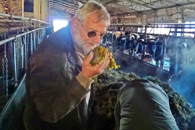 Льиве на ферме анализирует состав кормов для коров