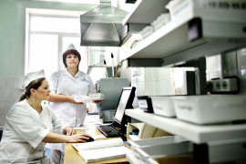 Заготовщик химических полуфабрикатов цеха №49 Наталья Кондратьева и мастер участка Ольга Соколова новшества в работе освоили быстро