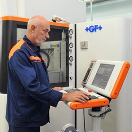 FORM-300 осваивает электроэрозионист Владимир Костыгин