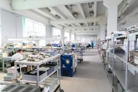 Участок сборочного цеха ПД «АПЗ» (Рязань), монтажники и монтажницы за сборочными столами