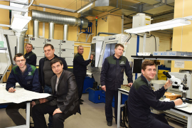 Рабочие цеха №53: (сидят) начальник техбюро Иван Воробьёв, заместитель начальника отдела службы главного технолога (СГТ) Алексей Кузнецов, (стоят) наладчики станков и манипуляторов с ПУ Михаил Чикин, Александр Чернышов, Александр Шубин, слесарь МСР Дмитрий Горелышев, наладчик станков и манипуляторов с ПУ Алексей Филатов. Фото Елены Галкиной