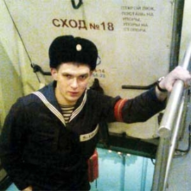 Игорь Послыхалин (третий слева) с товарищами по службе