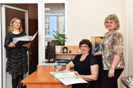 Коллектив бюро по сертификации, лицензированию и рационализации: специалист по сертификации и лицензированию Ирина Гущина, начальник бюро Галина Бажина, инженер по патентной и изобретательской работе Светлана Староверова. Фото Елены Галкиной