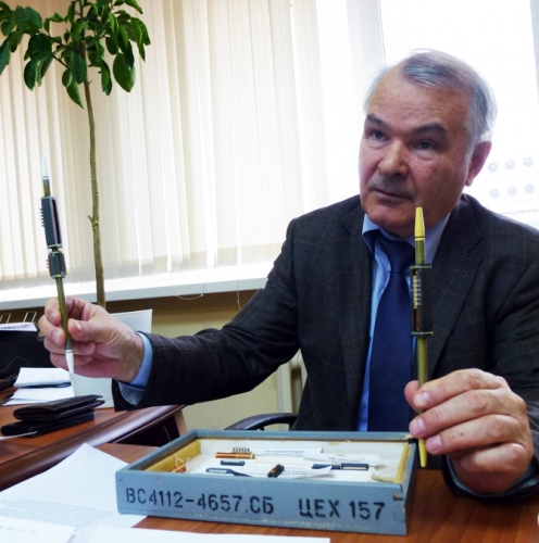 Генеральный директор ООО «ФазАР» Алексей Гордин демонстрирует изделия предприятия
