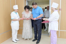 Генеральный директор АПЗ Олег Лавричев и директор комбината питания Любовь Васляева на торжественном открытии столовой