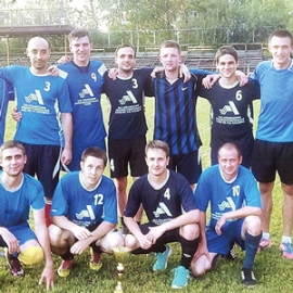 На снимке (верхний ряд): Михаил Ежов (цех № 49), капитан команды Александр Белячков (цех № 49), Евгений Луков (цех № 49), Антон Шматкин (ОГК СП), Денис Садилов (цех № 42), Николай Медников (ОГК СП), Николай Миронов (цех № 49), Василий Сухов (цех № 44). Нижний ряд: Ярослав Ромашенков (цех № 64), Дмитрий Медведев (цех № 49), Сергей Свистунов (цех № 37), Дмитрий Кондаков (транспортный участок). Фото из архива Александра Белячкова