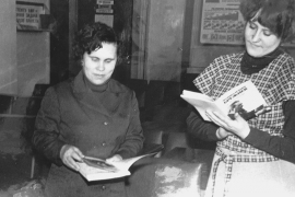 Общество книголюбов АПЗ, 80-е годы (крайняя слева – Наиля Зюзина, в центре – продавец Зинаида Потапова)