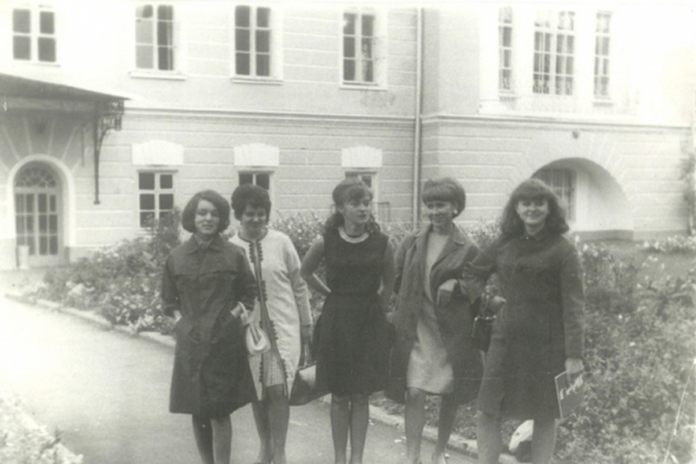 14 сентября 1967 года. С подругами и коллегами на фоне здания Комитета по печати при Совете министров РСФСР