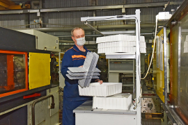 Наладчик автоматических линий цеха №31 Евгений Щекалев изготавливает тару из перемола для механических цехов