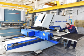 На координатно-пробивной машине работает наладчик станков и манипуляторов с ПУ Евгений Савинов