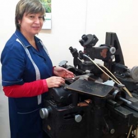 Елена Мыколенко на рабочем месте у станка