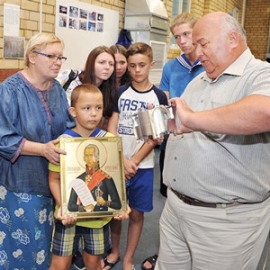 Директор по производству Николай Вохмянин показывает, какие сложные детали делают в цехе №64