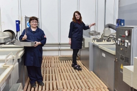 За процессом изготовления деталей гальваники наблюдают Ирина Данилова и Елена Борисова. Автор фото: Елена Галкина