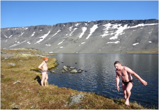 Хорошо взбодриться после утомительного перехода в горном озере с температурой воды +4 °С