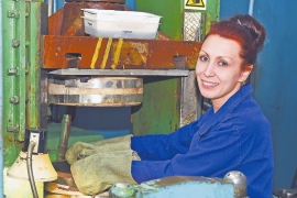 Александра Тенилова, прессовщик изделий из пластмасс цеха №31. Фото Елены Галкиной