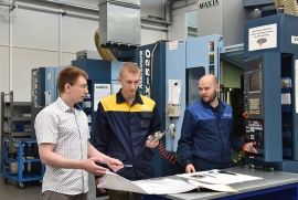 Авторы заявки на улучшение производственных процессов: инженер-технолог СГТ Алексей Корнилов, инженер-технолог цеха №56 Сергей Маркелов, наладчик станков и манипуляторов с ПУ Дмитрий Симакин. Фото Елены Галкиной