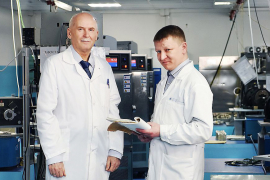 На счету Сергея Дядина (справа) 10 авторских свидетельств на изобретение, одно свидетельство Роспатента и один патент на изобретение. У Сергея Юрманова 6 патентов: один на полезную модель, пять на изобретения. Фото Елены Галкиной