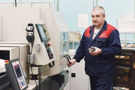С новым приспособлением наладчик станков и манипуляторов с ПУ Сергей Кисаров. Фото Елены Галкиной