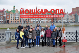 Члены Молодёжного совета сделали совместное фото на Театральном мосту, с которого открывается вид на Благовещенский собор и башню