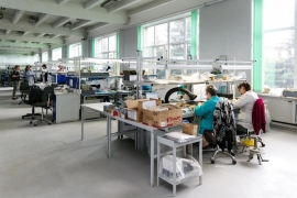 Сборочный цех ПД «АПЗ» (г. Рязань), 4 этаж. За работой монтажницы