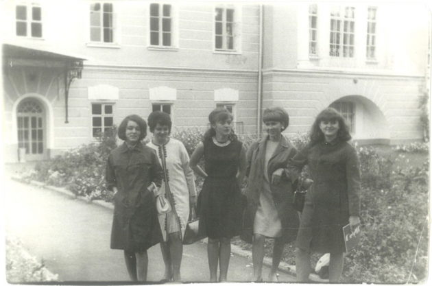 14 сентября 1967 года. С подругами и коллегами на фоне здания Комитета по печати при Совете министров РСФСР