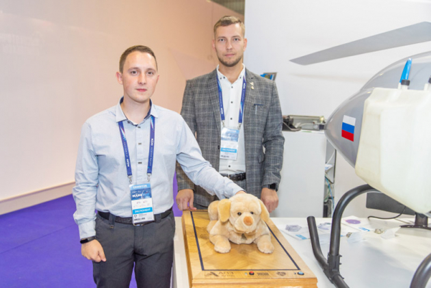 Илья Тазалов, инженер-электроник, и Владимир Пименов, заместитель главного конструктора АПКБ с роботом на МАКС-2019