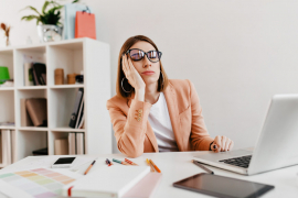 &lt;a href=&quot;https://ru.freepik.com/free-photo/tired-worker-wearing-glasses-falling-asleep-in-workplace-snapportrait-of-lady-in-jacket-in-white-office_11932591.htm#query=%D1%83%D1%81%D1%82%D0%B0%D0%BB%D0%BE%D1%81%D1%82%D1%8C&amp;position=0&amp;from_view=search&amp;track=country_rows_v1&amp;uuid=5af3f763-b7d9-4999-b126-68f110956df6&quot;&gt;Изображение от lookstudio&lt;/a&gt; на Freepik