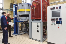 Технические характеристики печи обсуждают термист на вакуумных печах Артём Соловьёв и специалист ООО «ЭВТ» Николай Фидельский