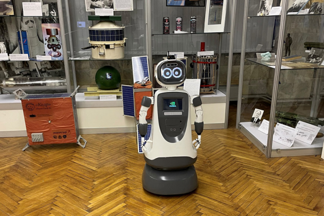 Робот-гид Маша проводит экскурсию в музее МАИ