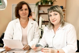 Инженер-технолог цеха № 31 АПЗ Светлана Савельева и контролёр БТК-31 Ирина Колобанова проводят замер образцов нового материала для определения величины усадки. Автор фото Елена Галкина