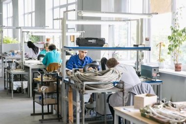 Участок сборочного цеха ПД «АПЗ» (Рязань), монтажники и монтажницы за сборочными столами