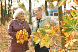 На осенней прогулке возле родного предприятия Галина Воркунова и Тамара Хахина. Фото Елены Галкиной