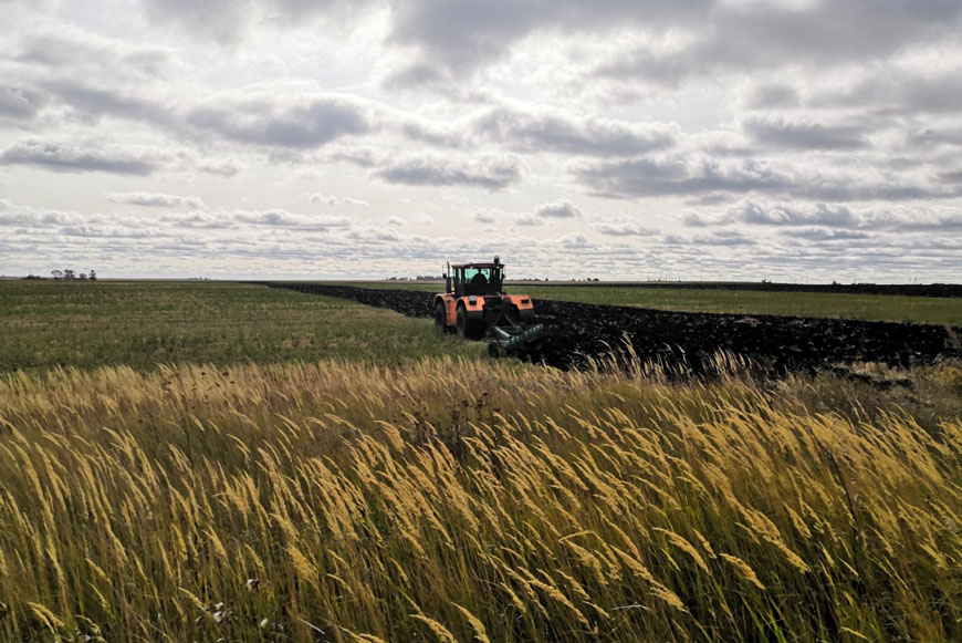 Вспашка зяби в окрестностях с. Хирино. Передовик производства – тракторист Владимир Алексеевич Богусонов на работе