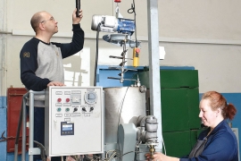 Оценивают работу нового механизма начальник конструкторско-технологического бюро СГМ Валерий Чернега и модельщик выплавляемых моделей цеха №68 Нина Россиева. Автор фото: Елена Галкина