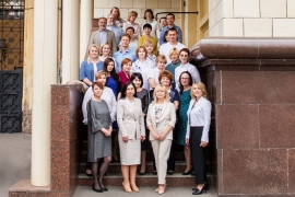 Сотрудники «СОЦИУМ-БАНКА» у входа в родной банк. Фото 2019 года