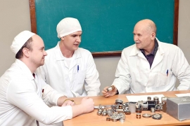 За обсуждением одной из тем регулировщик РЭАиП Григорий Майоров, слесарь-сборщик РЭАиП Евгений Морозов и заместитель главного конструктора Сергей Дядин