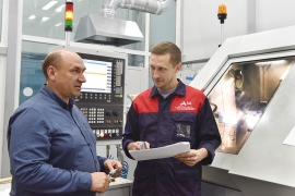 Начальник КБ ТОМ СГТ Михаил Серов и наладчик станков и манипуляторов с ПУ цеха №54 Дмитрий Цыкалов. Фото Елены Галкиной