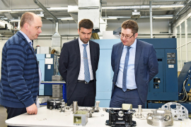 Заместитель директора по производству – начальник службы управления производством Андрей Захаров АО «АПЗ», заместитель директора по развитию – главный конструктор ООО «ЗМТ» Сергей Вершинин, директор ООО «ЗМТ» Марат Алексеев в цехе №56