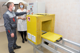 Начальник лаборатории металловедения ЦЗЛ Наталья Кузнецова и представитель фирмы-поставщика оборудования проводят пробный пуск дефектоскопа. Фото Александра Барыкина