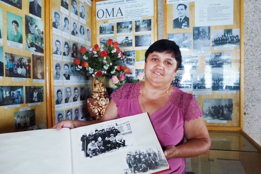 Надежда Георгиевна Клеймёнова, начальник отдела кадров МПЗ, в музее Малоярославецкого приборного завода