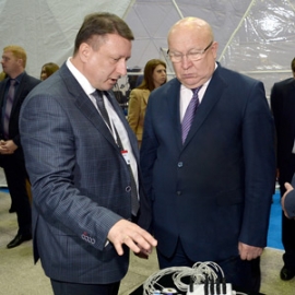 Генеральный директор АО «АПЗ» Олег Лавричев знакомит губернатора Нижегородской области Валерия Шанцева и премьер-министра Республики Абхазия Беслана Барцица с новой моделью прибора «Миотон». Фото: Александр Барыкин